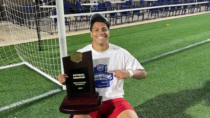 Bild: T. Gerber/Northeast Community College
Tobias Gerber zeigt stolz die Trophäe vom Gewinn der Meisterschaft in der Division 2 der NJCAA