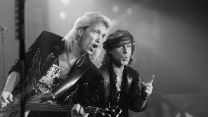 Bild: Dieter Roosen/dpa
Der damalige Bassist Francis Buchholz (l.) mit Scorpions-Frontmann Klaus Meine 1991 in Frankfurt am Main. (Archivbild)