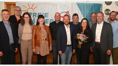 Bild: gf
Mit einer engagierten Mannschaft wollen die Freien Wähler in Poppenricht punkten. Simone Luttenberger (Vierte von rechts) ist Bürgermeisterkandidatin.