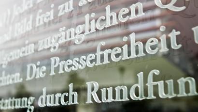 Symbolbild: Florian Kleinschmidt, dpa
Das Wort Pressefreiheit in einem Ausschnitt des Grundgesetz-Artikels 5. Zu sehen ist es so auf einer Glasscheibe des Jakob-Kaiser-Hauses in Berlin. Es ist das größte deutsche Parlamentsgebäude, in ihm befinden sich Bundestagsbüros.
