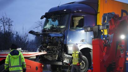 Bild: Christian Müller/dpa
Drei Tote und mindestens elf Verletzte - das ist die vorläufige Bilanz einer Unfallserie auf der A44 im Kreis Paderborn.