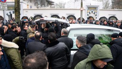 Bild: Bernd von Jutrczenka/dpa
Ein Sarg wird nach dem Trauergebet vor der Beerdigung eines 62-Jährigen vor der Neuköllner Sehitlik-Moschee in einen Leichenwagen verladen.