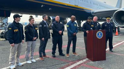 Bild: Amy Taxin/AP/dpa
FBI-Direktor Kash Patel spricht auf einer Pressekonferenz über die Verhaftung von Ex-Snowboarder und mutmaßlichem Drogenboss Ryan Wedding.