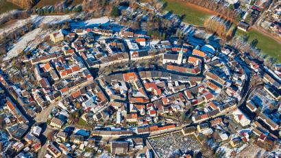 Luftbild: mür
Bei der Kommunalwahl am 8. März treten in Bärnau drei Bürgermeisterkandidaten an.