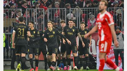 Bild: Peter Kneffel/dpa
Freude beim FC Augsburg, Enttäuschung bei Harry Kane.