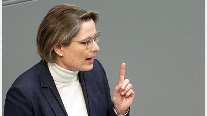 Bild: Michael Kappeler/dpa
Bundesjustizministerin Stefanie Hubig will klare Regeln gegen Spanner-Fotos (Archivbild).