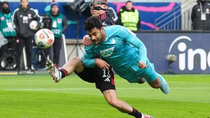 Bild: Marc Schüler/dpa
Kommt ein Hoffenheimer geflogen: Ozan Kabak (r) im Duell mit Frankfurts Rasmus Kristensen.