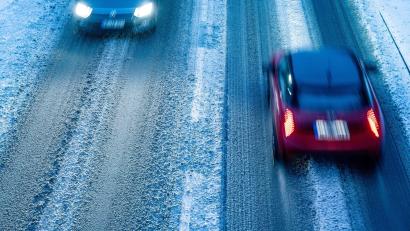 Bild: Armin Weigel/dpa
Auf den Straßen ist besondere Vorsicht geboten.