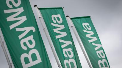 Bild: Daniel Karmann/dpa
Baywa-Fahnen im Wind. Der Münchner Konzern befindet sich seit 2024 in einer stürmischen Phase. (Symbolbild)