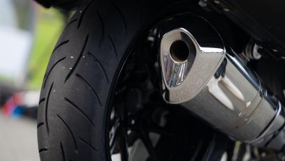 Bild: Nicolas Armer/dpa
Der eifersüchtige Motorradfahrer folgt dem jungen Paar und attackiert schließlich den Fahrer des anderen Motorrads. (Symbolbild)