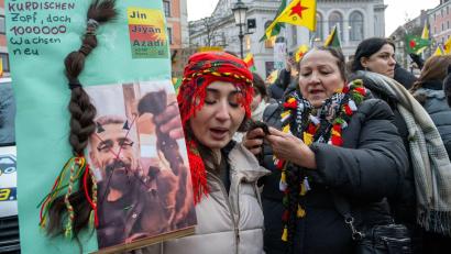 Bild: Stefan Puchner/dpa
Teilnehmer der Münchner Kundgebung gegen das militärische Vorgehen der syrischen Übergangsregierung gegen das autonom verwaltete Kurdengebiet im Norden des arabischen Landes.