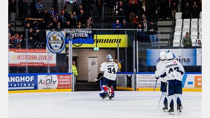 Bild: Werner Moller
Beim Gang in die Kabine entgegneten die Weidener Fans ihren Spielern "Buchwieser, Buchwieser"-Rufe.