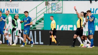 Bild: Heiko Becker/dpa
Wegweisende Szene war die frühe Rote Karte.