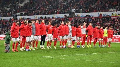 Bild: Torsten Silz/dpa
Die Mainzer feiern mit den Fans einen Sieg - wenig später wird das Stadion geäumt.