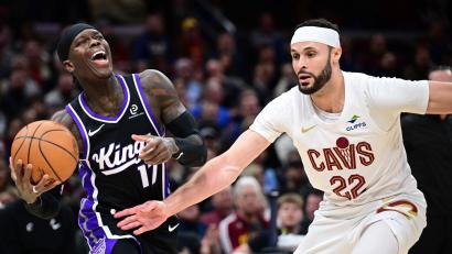 Bild: David Dermer/AP/dpa
Dennis Schröder (l.) kam in Cleveland auf 21 Punkte.