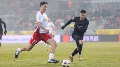 Bild: Sascha Janne
Für Adrian Fein (links/Szene gegen Ingolstadt) und den SSV Jahn gab es in Duisburg am Samstag nichts zu holen.