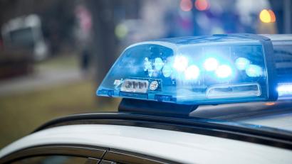 Symbolbild: Daniel Vogl/dpa
Nachdem ein 35-Jähriger im Landkreis Hof ein Sofateil verloren hat, flüchtet er von der Polizei.