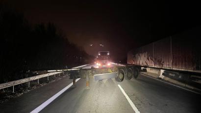 Bild: -/Polizei Bremen/dpa
Der Sattelauflieger blockierte in der Dunkelheit alle Fahrspuren der Autobahn. (Foto: Polizei Bremen/dpa)