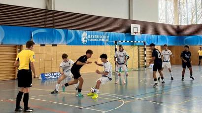 Bild: Piehler
Die A-Junioren des SV Raigering (weiße Trikots) standen überraschend im Finale der bayerischen Meisterschaft.