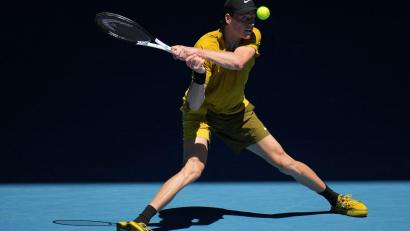 Bild: Dita Alangkara/AP/dpa
Jannik Sinner quälte sich in Melbourne ins Achtelfinale.