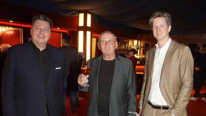 Bild: Joerg Carstensen/dpa
Holger Klotzbach (mitte), Gründer des Tipi am Kanzleramt - hier bei einer Uraufführung zwischen den früheren Senatoren Andreas Geisel und David Wesener -, ist am Freitag gestorben.  (Archivbild)