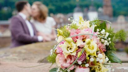 Symbolbild: Uwe Anspach/dpa
Am Hochzeitstag soll alles stimmen, auch das Datum.