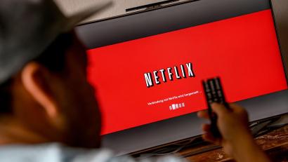 Symbolbild: Britta Pedersen/dpa-Zentralbild/dpa
Mit dem Angebot der Streaming-Anbieter ist Binge-Watching zum gesellschaftlichen Phänomen geworden - mit gewissem Sucht-Potenzial.