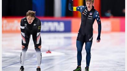 Bild: Sven Hoppe/dpa
Jordan Stolz jubelt, Finn Sonnekalb (l) ist geschlagen.