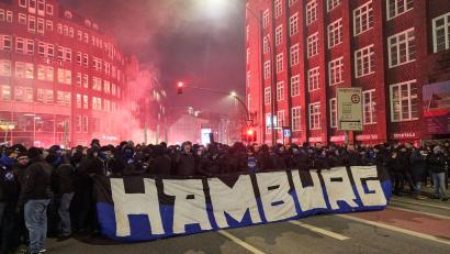 Bild: Georg Wendt/dpa
HSV-Anhänger marschierten zum Hamburger Millerntor.