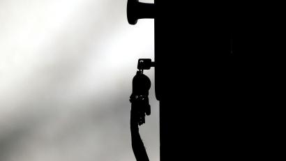 Symbolbild: Ralf Hirschberger/dpa
Täter täuschen bei Überfällen an Haus- und Wohnungstüren oft Notlagen vor.