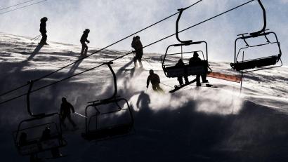 Bild: Jean-Christophe Bott/KEYSTONE/dpa
Auf Skipisten in Österreich und der Schweiz sind am Wochenende erneut mehrere Freizeitsportler verunglückt.