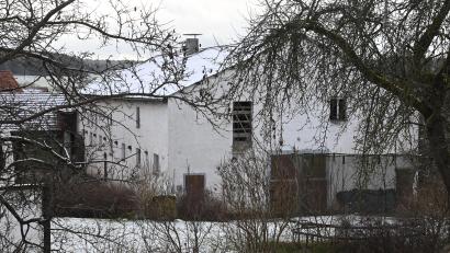 Bild: gf
Das Anwesen Dorfstraße 9, hier im Bild die Nordseite, soll auf Antrag des Eigentümers in das neue Dorferneuerungsverfahren aufgenommen werden.