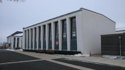 Bild: sne
Das Gebäude beinhaltet das Lehrschwimmbecken und die Turnhalle der Grund- und Mittelschule. Turnhalle und Fassade wurden einst saniert, das Hallenbad nicht. Nun denkt die Stadt über ein eigenes Hallenbad nach.