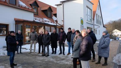 Bild: do
Bei einer Dorfführung mit interessierten Einwohnern verbreitete Bürgermeister Albert Nickl viele Zukunftshoffnungen.