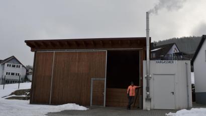 Bild: glb
Gemeinderat Willi Grötsch betreibt seit 2021 eine Hackschnitzelheizung mit Holz aus dem eigenen Wald. Diese ist an vier Häuser angeschlossen.