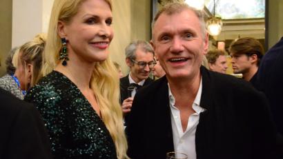 Bild: Kunz
Rüdiger Böss, hier in Begleitung, fühlt sich pudelwohl auf der Aftershow-Party des Bayerischen Filmpreises.