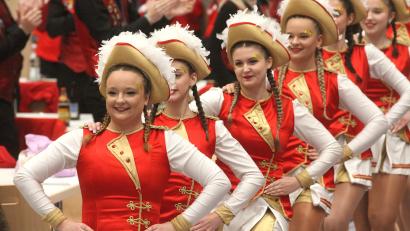 Bild: Hirsch
Unter dem Schlachtruf „Nabbi Nabbi Helau“ zogen die Gardemädchen der Nabburger Faschingsgesellschaft in die Wernberger Halle ein.