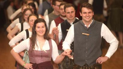 Bild: Hirsch
Die Vorsitzende der Jungbauernschaft, Katharina Eckl (links), führte die Paare zusammen mit ihrem Partner Tobias Stibich an. Zum "Auftanz" zogen die 17 Paare in den Saal der Nabburger Nordgauhalle ein.