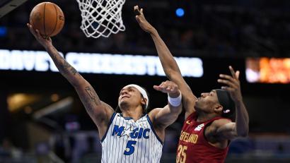Bild: Phelan M. Ebenhack/AP/dpa
Magic-Star Paolo Banchero (l.) war mit 27 bester Scorer seines Teams.