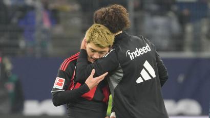 Bild: Marc Schüler/dpa
Komm' in meine Arme: Arthur Theate (r) tröstet Mitspieler Ritsu Doan nach dem 1:3.