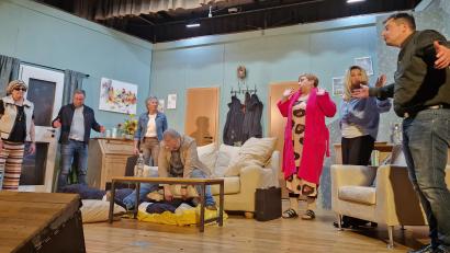 Bild: mab
Die Laienschauspieler der Miesbergbühne Schwarzenfeld sorgen in ihrer diesjährigen Vorstellung mit dem Stück „Funny Money“ für einen gefüllten Saal des Restaurants Miesberg.