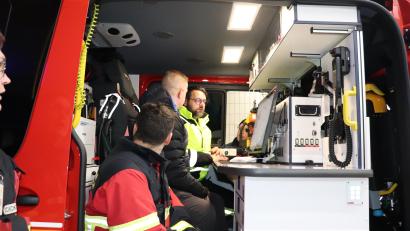 Bild: Florian Trißl
Der neue Erkundungswagen für den Landkreis Tirschenreuth ist dafür konzipiert, chemische, biologische, radiologische oder nukleare Gefahrstoffe am Einsatzort feststellen und identifizieren zu können. Das Fahrzeug ist bei der Feuerwehr in Mitterteich stationiert. Es ist eines von 395 solcher Fahrzeuge, die die Bundesregierung bisher ausgeliefert hat.