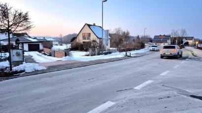 Bild: Thomas Dobler
Das mögliche Baugrundstück an der Nabburger Straße hat rund einen halben Hektar Fläche. Kleine Siedlungshäuser wie dieses stehen an seiner Grenze. Dahinter sollen sich bis zu zwölf Meter hohe Wohnkomplexe erheben. Das führt im Bauausschuss des Marktrates zu Bauchgrimmen.