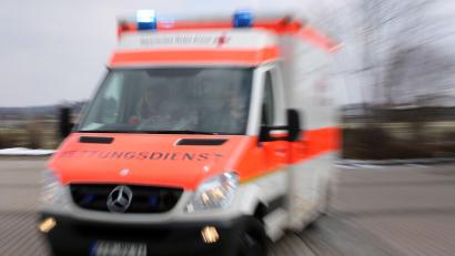 Symbolbild: Stephan Jansen/dpa
In Bayern wurden am Wochenende Rettungskräfte in zwei Fällen angegriffen.