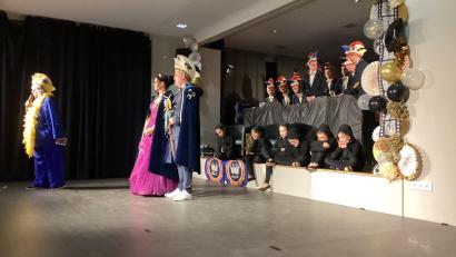 Bild: mzi
Die Bühne war zwar klein, aber nicht die Akteure: Die Präsidentin der Faschingssparte des ASV Michelfeld Elke Haberberger (links) mit den Prinzenpaar Jenny II und Bob I.