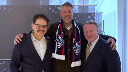 Archivbild: Christian Kaminsky
Vor knapp einem Jahr übernahmen Stephan Seeger (rechts) und Dave Lasky (Mitte) von der Birch-Group nach der Ziegler-Insolvenz die Geschicke bei den Blue Devils Weiden. Sehr zur Freude von Geschäftsführer Franz Vodermeier.