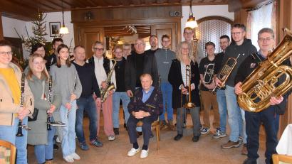 Bild: bö
Darüber freute sich Ludwig Vogl (sitzend) riesig: Vor 50 Jahren war er Gründungsvorsitzender der Blaskapelle St. Ägidius. Jetzt, zu seinem 90. Geburtstag, spielten die Musikerinnen und Musiker für ihn ein Geburtstagsständchen. Auch der dritte Bürgermeister Martin Bauer (hinter Vogl) war anwesend.