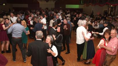 Bild: Hirsch
Bei flotter Musik schwangen die Gäste beim Bauernball gut gelaunt das Tanzbein.