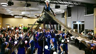 Bild: lg
Bei der begeisternden Choreografie von „Sonne, Mond und Sterne“ folgt der Showtanz dem Coldplay-Song „Sky full of Stars“.