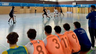 Bild: Piehler
Die Raigeringer A-Jugendlichen (weiße Trikots) traten in Speichersdorf total geschlossen auf und wurden Zweiter. Rechts Trainer Sükrü Atas.